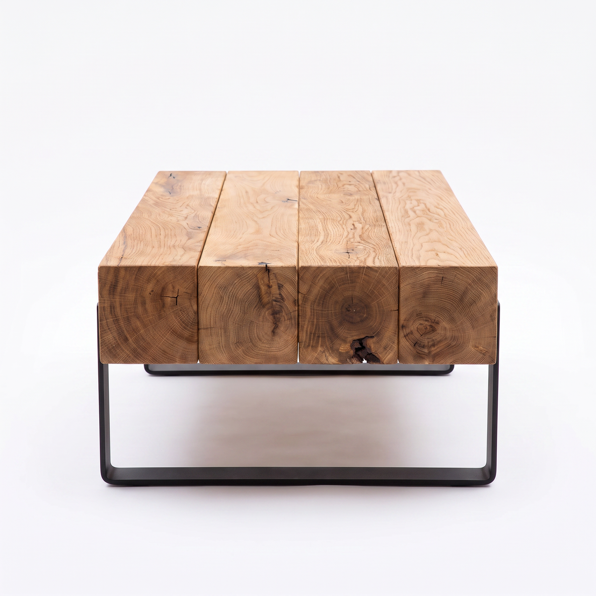Couchtisch aus Massivholzbalken & Stahl