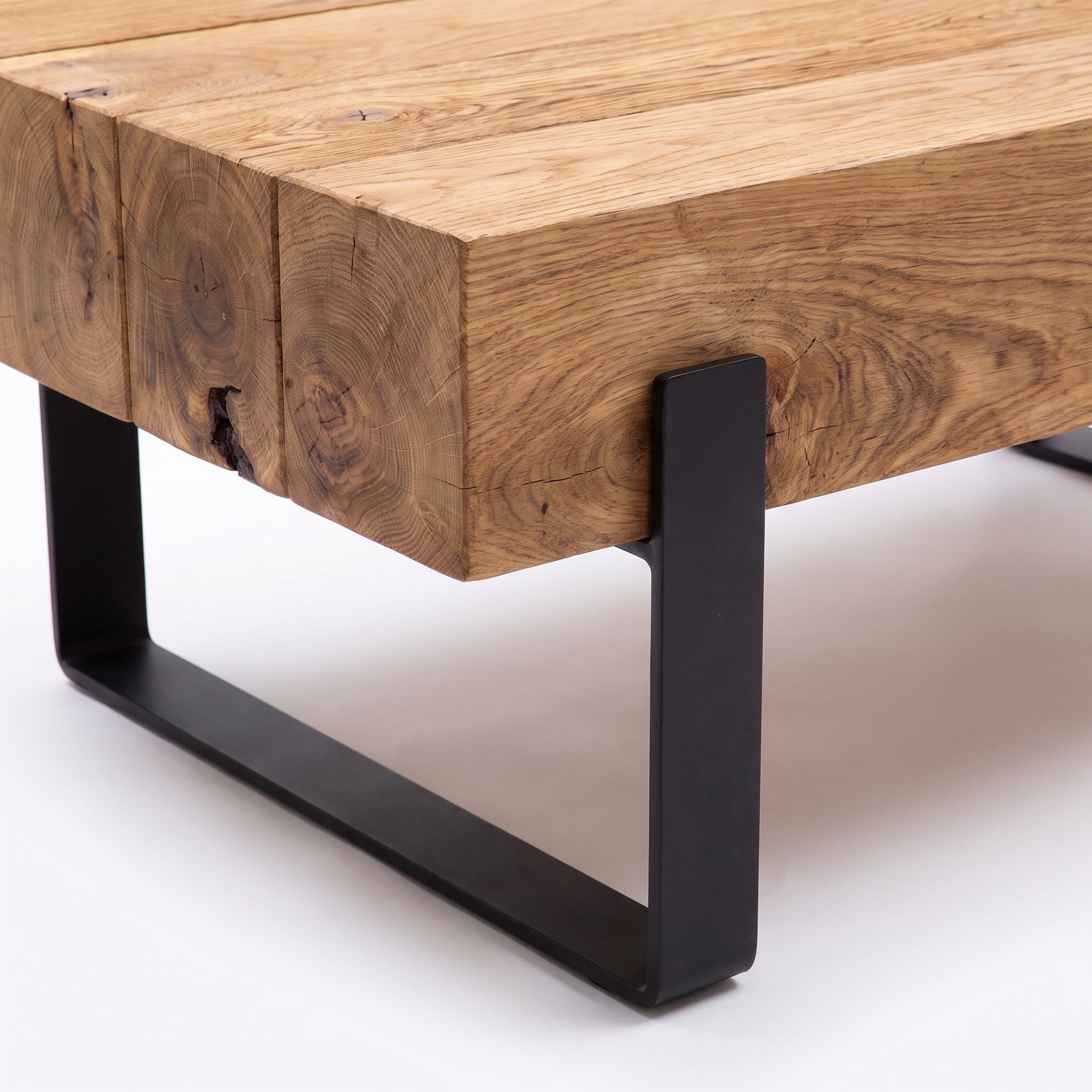 Couchtisch aus Massivholzbalken & Stahl