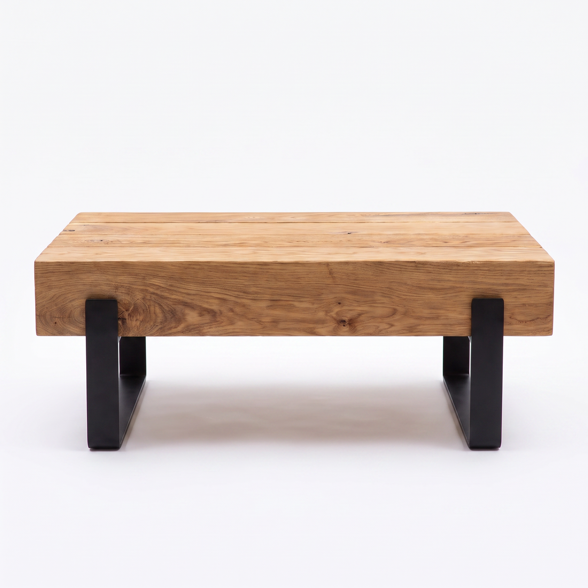 Couchtisch aus Massivholzbalken & Stahl