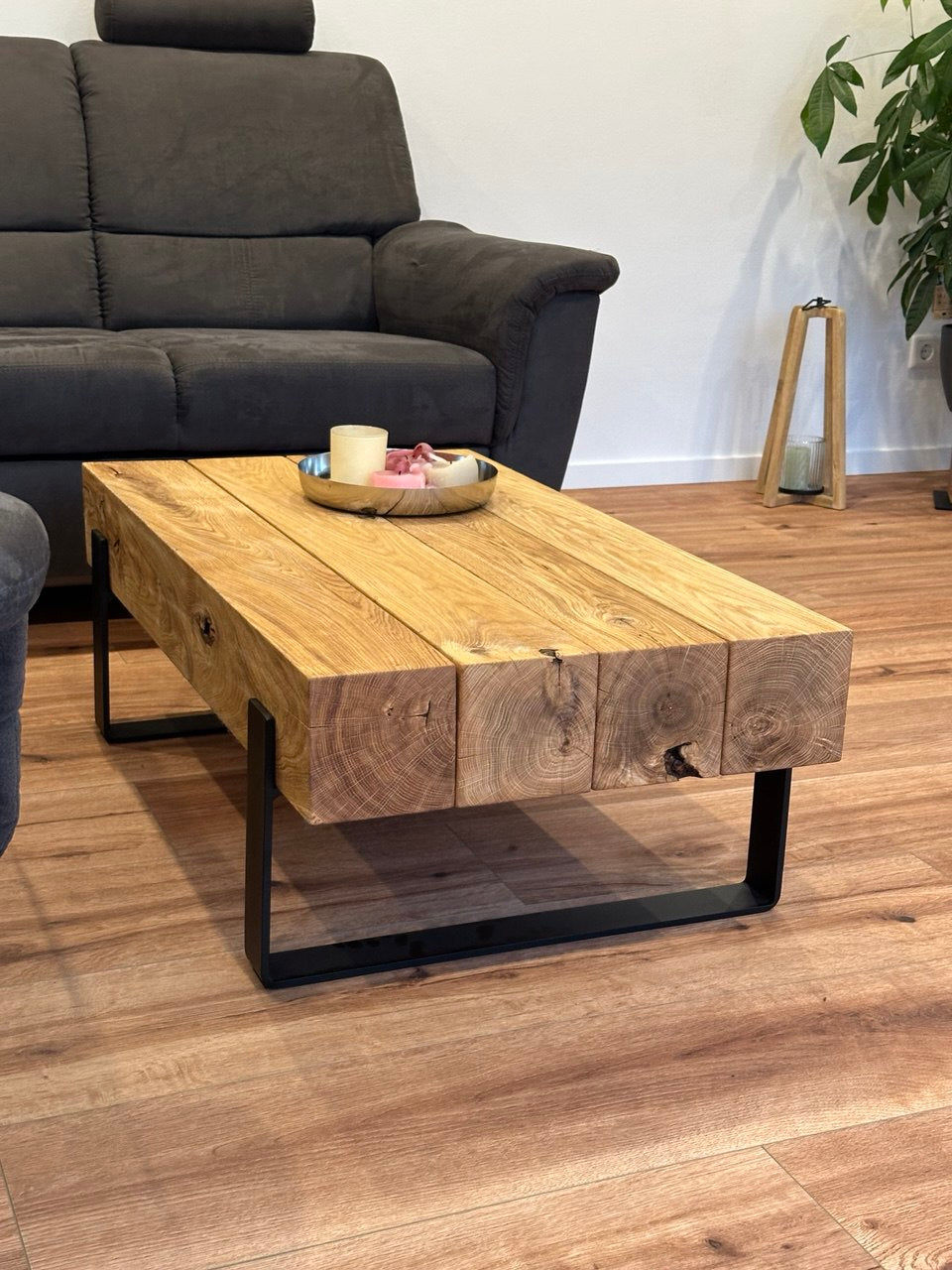 Couchtisch aus Massivholzbalken & Stahl