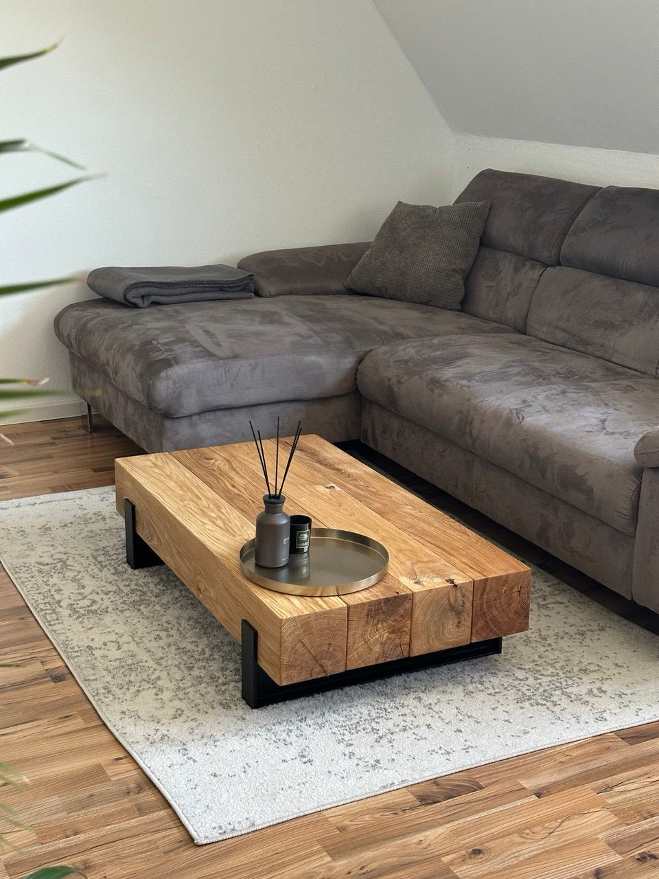 Couchtisch auf Stahlträger | Massivholzbalken