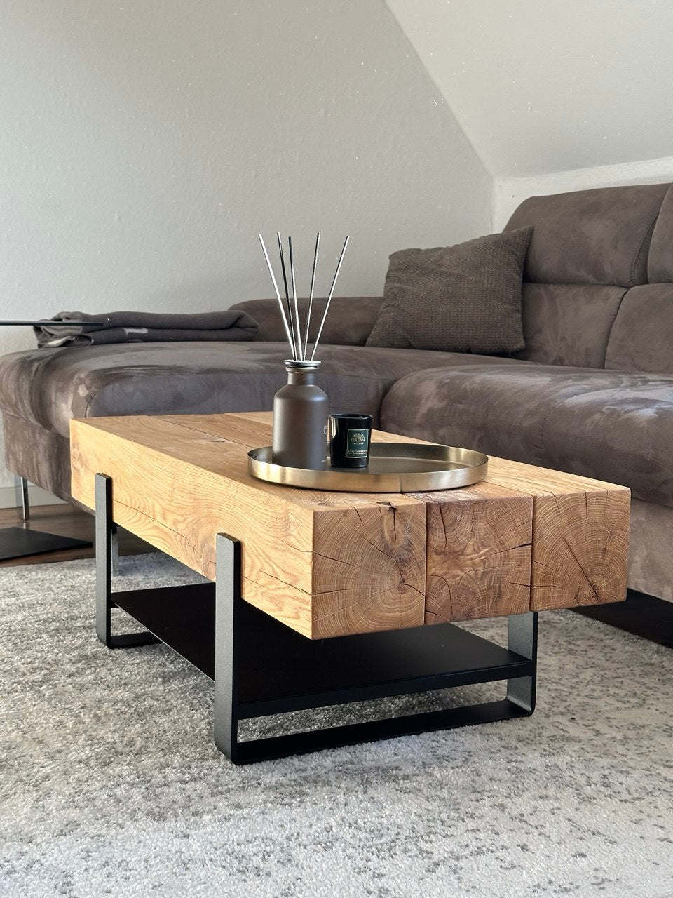 Couchtisch mit Zwischenboden aus Massivholzbalken & Stahl