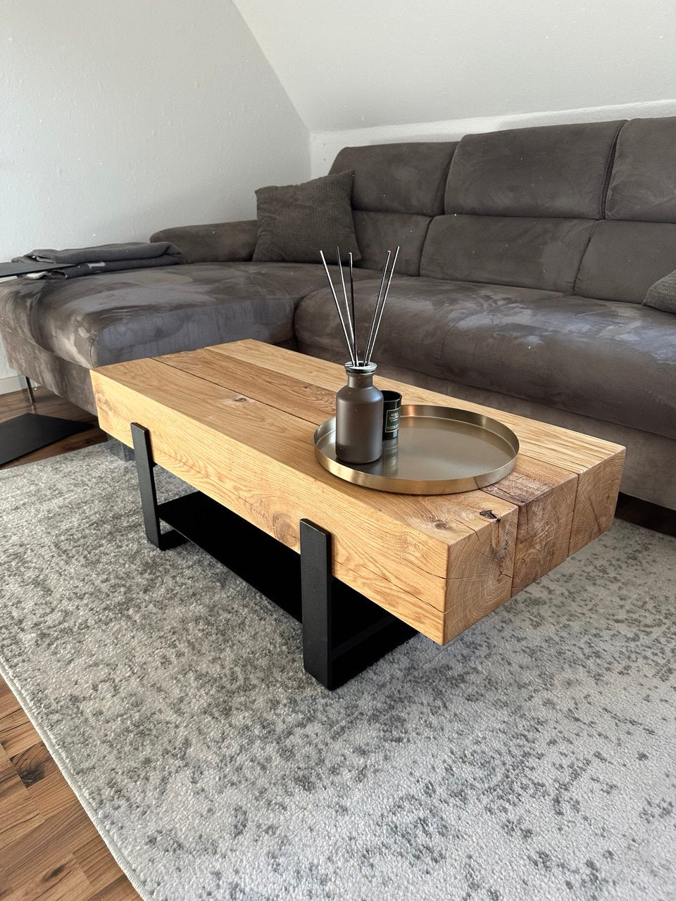 Couchtisch mit Zwischenboden aus Massivholzbalken & Stahl
